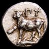 Antigua Grecia – Hemidracma (2,53 g.). Tracia-Byzantion, 340-320 a.C. AGC-3.2.1390. VF+. Toro caminando sobre delfín.