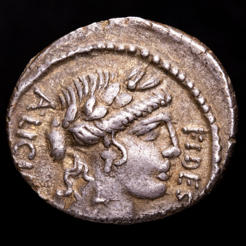 Licinia. Denario. (3,92 g.). Roma. 47 a.C.. Craw-454/2. EBC-. Rara. R: NERVA III VIR