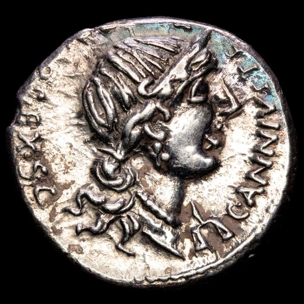 C. Annius T.f. T.n and L. Fabius L.f. Hispaniensis, Denario. Northern Italy or Spain, 82-81 BC.(4,09 gr) C•ANNIVS•T•F•T•N•PRO•COS•EX•S•C, Draped bust of Anna Perenna righ