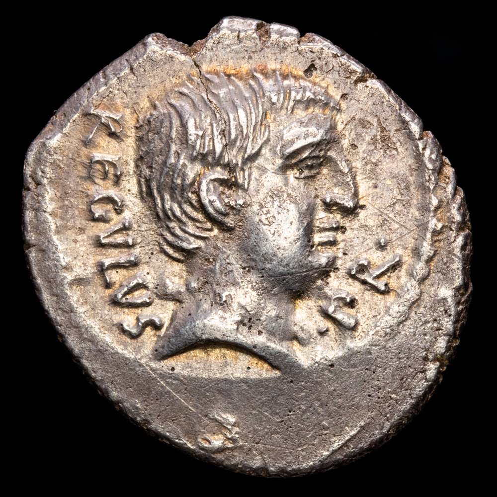 L. Livineius Regulus. Denario. (3,75g.). Roma. 42 a.C. CR-497/27. VF+.