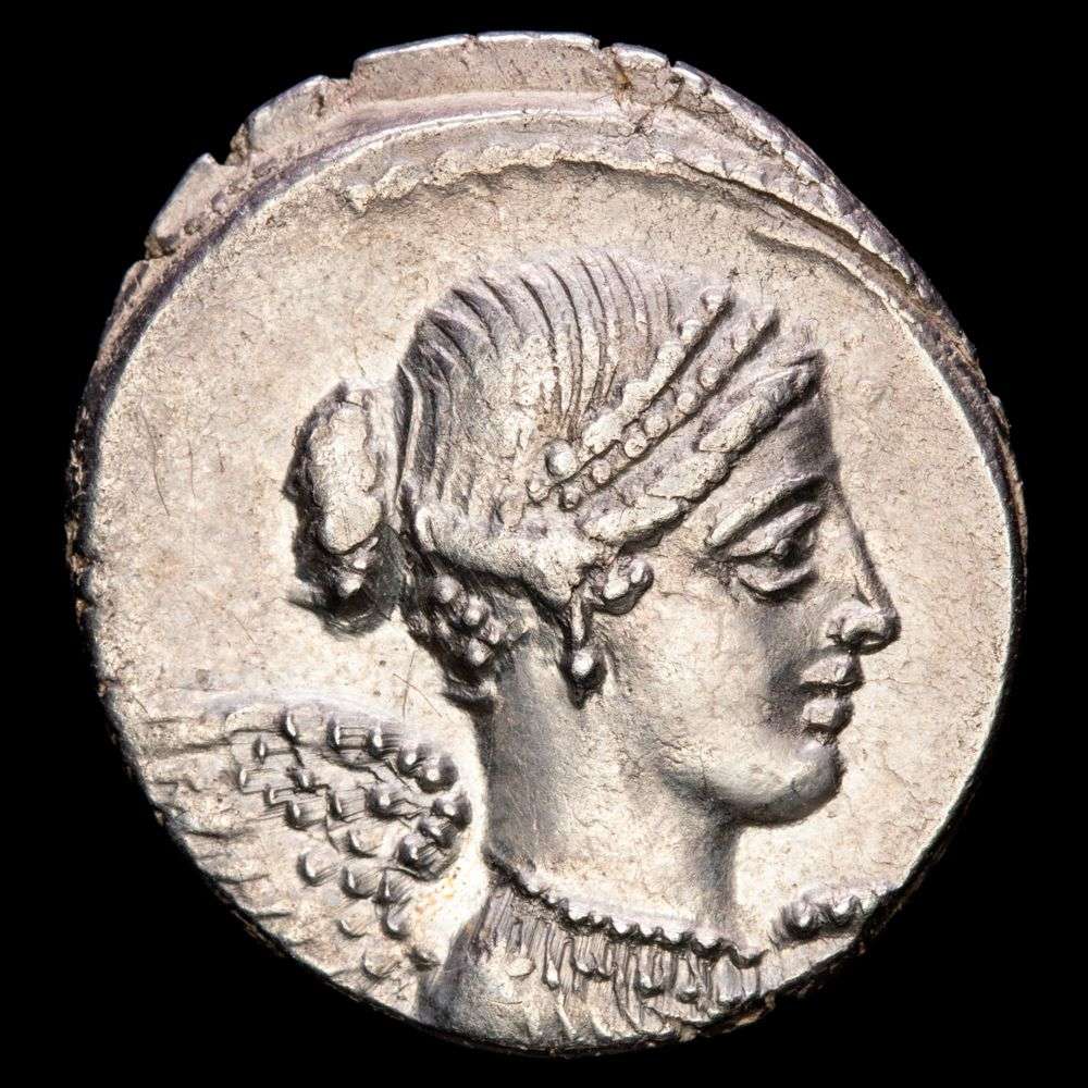 CARISIA. T. Carisius. Denario (3,84 g.). Roma, 46 a.C. Anv.: Busto diademado a derecha. Rev.: Victoria en biga a derecha. En exergo: T.CARISI. BMC-4073; Cal-377; Craw-464/4; FFC-536; Se-2. E