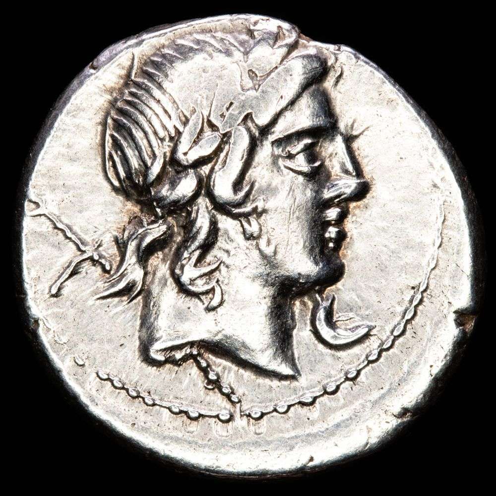 Crepusia. Denario (3,60 g.). Roma, 83 a.C. Cabeza de Júpiter laureada con cetro detrás y C delante. Jinete con venablo. MBC+, restos de brillo original.