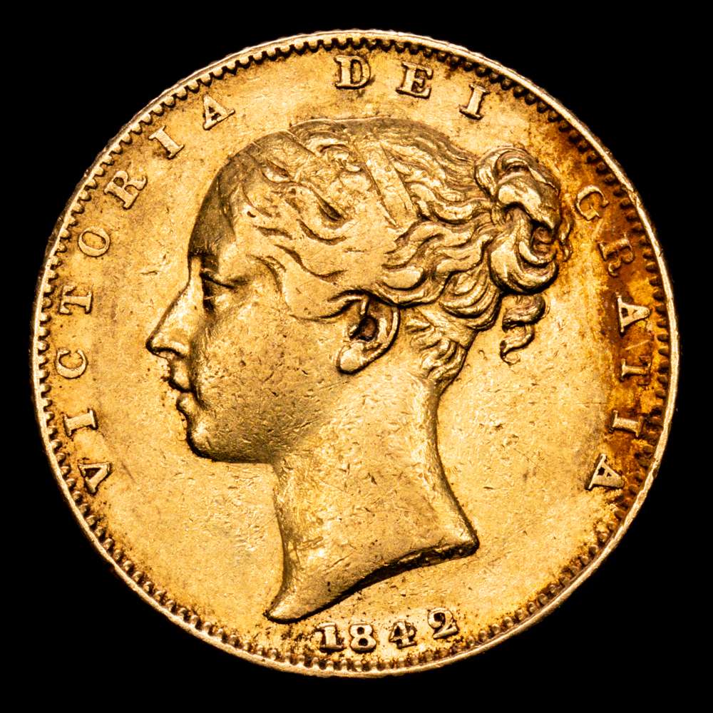 Soberano de oro, VICTORIA ,1842, abierto 2 en fecha, 7,96 g (Bentley 401; Marsh 25B; S.3852). Algunas marcas y desgaste de circulación general. VF+