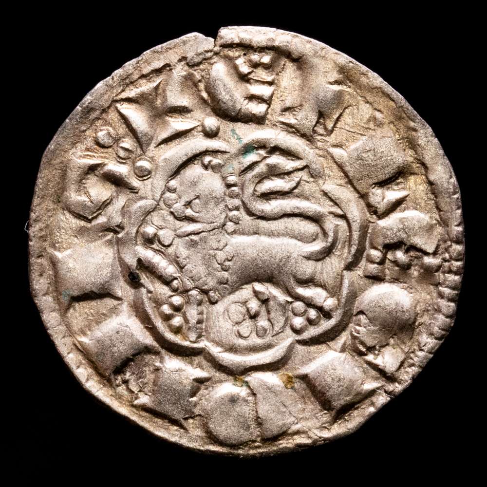 Alfonso X (1252-1284). Sevilla. Novén. Vellón. 1277. MOMECA 38.A08.1. AB 269 vte. Cy1152. 0,75 gramos. EBC. Buen y atractivo ejemplar. Escasa en esta presentación.
