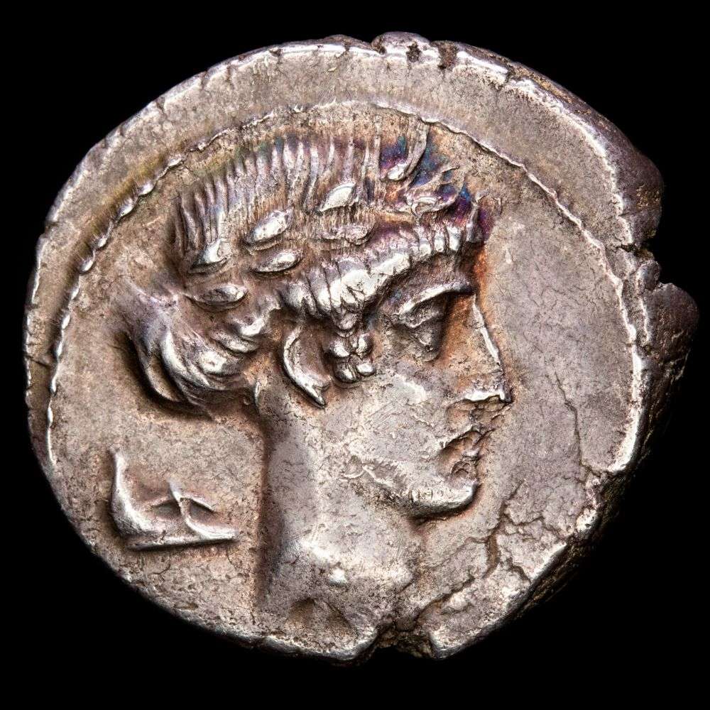 POMPONIA. Q. Pomponius Musa. Denario (4,01 g.). Roma, 66 a.C. Pátina y restos de brillo original. Ex UBS. 15 Septiembre 1998, n. 613. BMC-3624; Cal-1192; Craw-410/9a; FFC-1046; Se-19. EBC-.