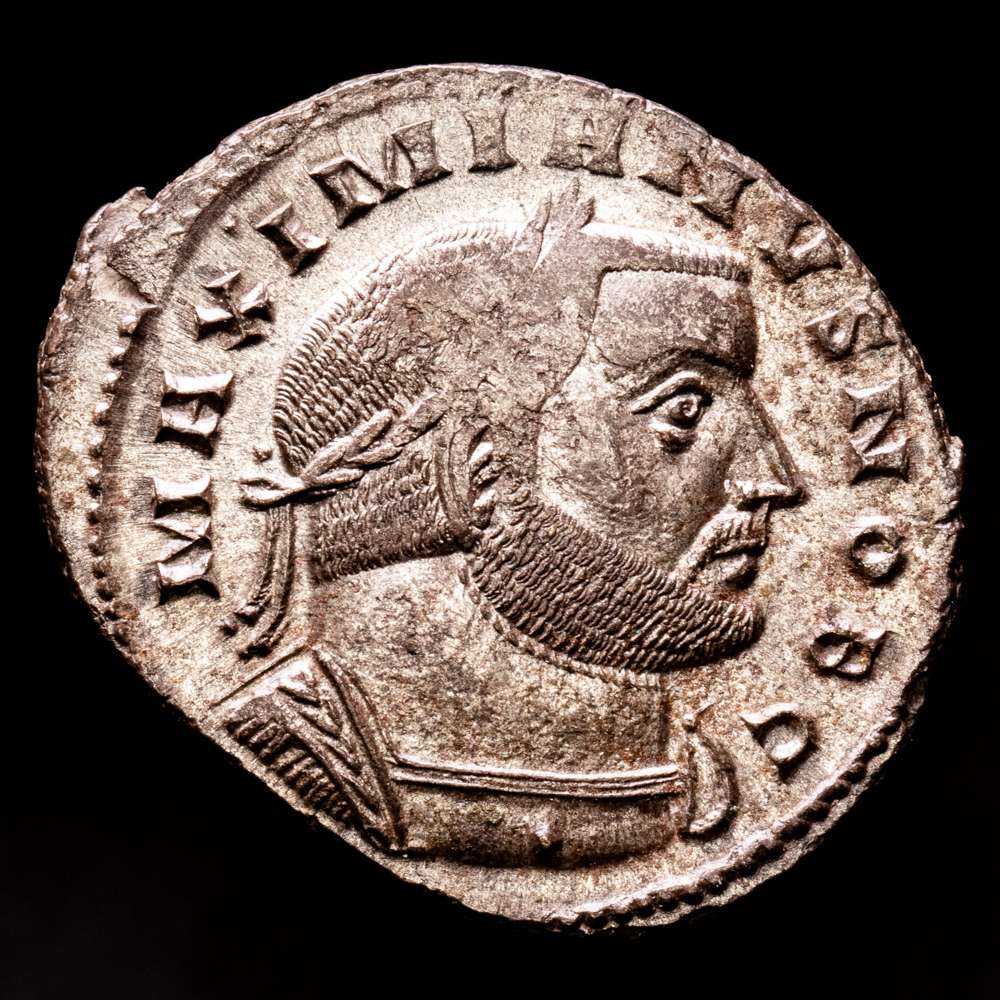 Galerio. Follis. (8,92 g.). Lyon. 301-303 d.C.. RIC-6-164B. Muy bonito. Pátina gris metalizada. Conserva la integridad de su brillo llamativo y su nitidez original.