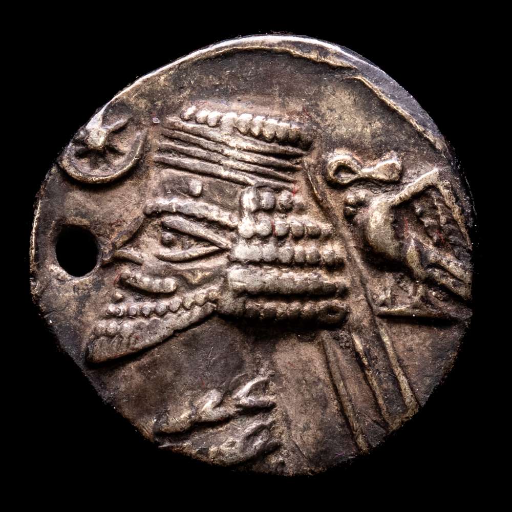 GRECIA ANTIGUA. Reino de Partia. Fraates IV (38-2 aC). Dracma. Ecbatana. AR 3,74 gramos. 19 mm. SEP-54.7. (MBC-). Agujero a las 12h.