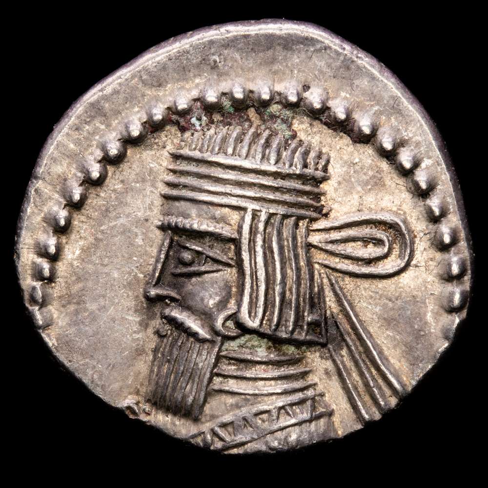 Imperio Parto. Vologases III. Dracma-dracma. 105-47 aC (Gc-5831 similar). Anv.: Busto diademado a izquierda. Rev.: Arquero sentado a derecha, alrededor de leyenda. Ag. 3,51 gramos. EBC.