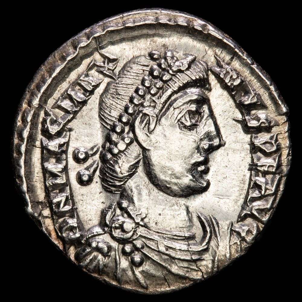 Magno Máximo. Silicua (1,81 g.). Treveri, 383-388 d.C. Cy14. Ch20. RICTre84b. SC-. Brillo original.