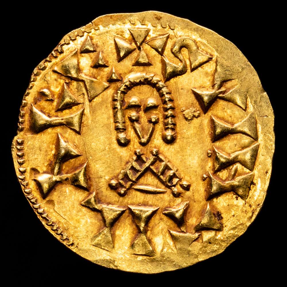 Suinthila (621-631). Tremisis. Tucci (Martos). (Cnv-290). (R. Pliego-387a4. mismo ejemplar). Anv.: +SVINTHILRE. Rev.: +IVSTVSTVCI. Ag. 1,40 gramos. Atractiva. Brillo original. EBC+.