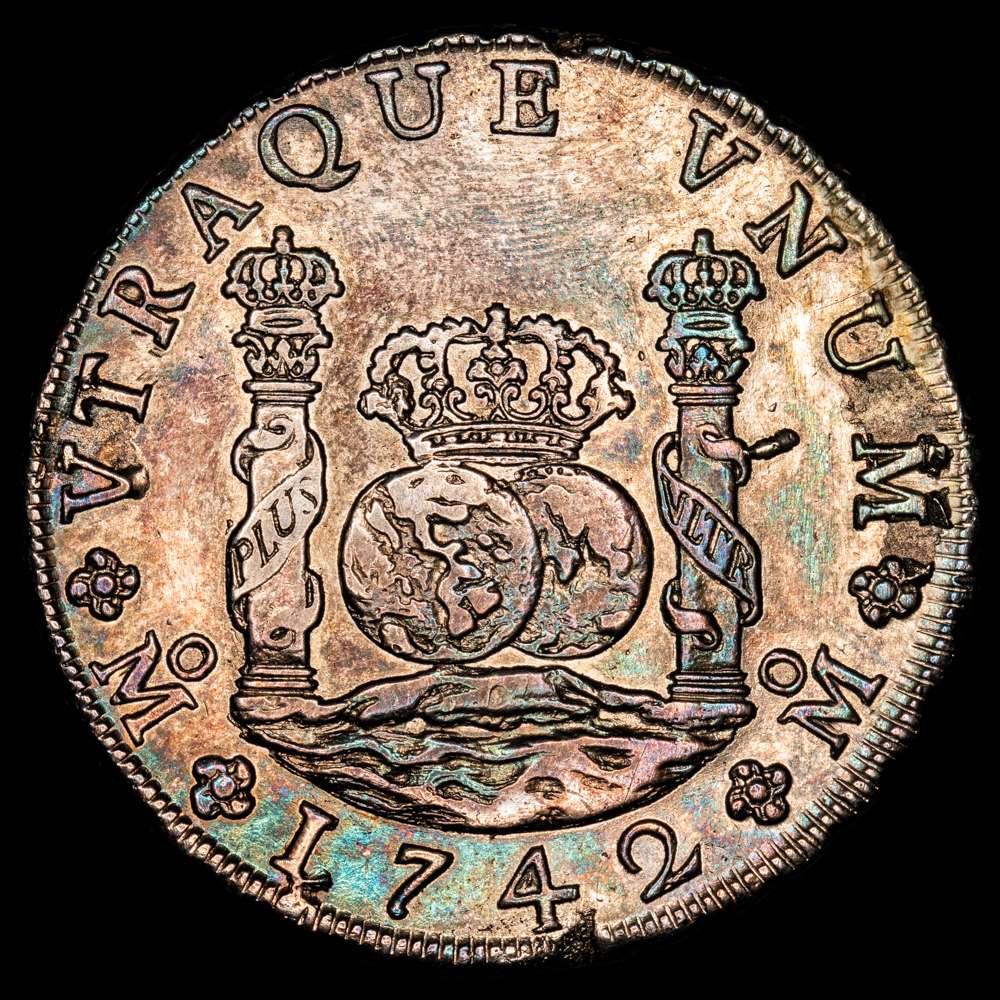 8 Reales. 1742/32. MÉXICO. M.F. 26,75 grs. Columnario. Sobrefecha visible en espacio interior del 4. Pátina. AC-1459. EBC.