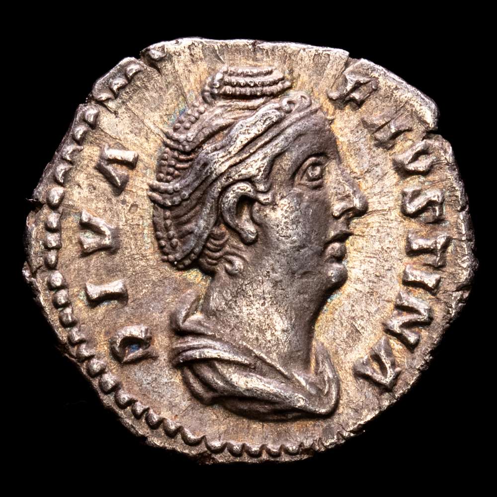 Faustina Diva. Denario. Roma. 141 d. C. Emisión póstuma acuñada bajo Antonino Pío. (18 mm, 2,85 g). RIC 378; Sear 4591. En muy buen estado, con un retrato ligeramente maduro.