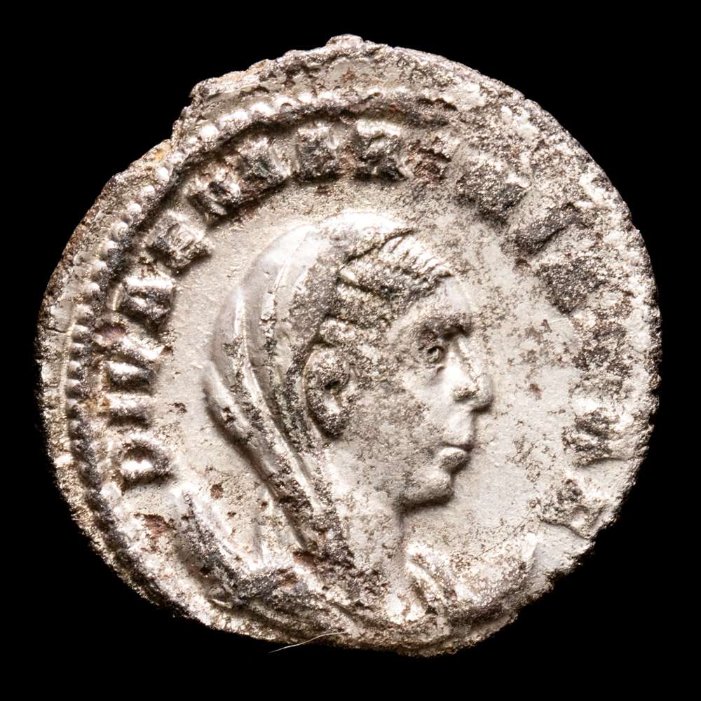 Diva Mariniana. Antoniniano. 254 d. C. Roma. (Ric-V 1.6). (Rsc-16). (Mir-220b). Ve. 2,95 gramos. Conserva el plateado original. MBC.
