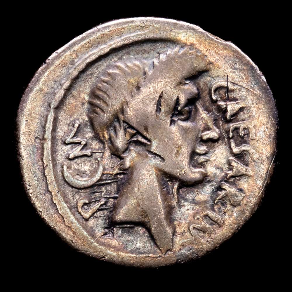 Julio César. L. Aemilius Buca. Denario. 44 a.C. Galia. (Alföldi Type IV, 103 A8/R4). (Ffc-17). (Craw-480/4). Ag. 3,56 g. Pátina de monetario. Rara. VF.