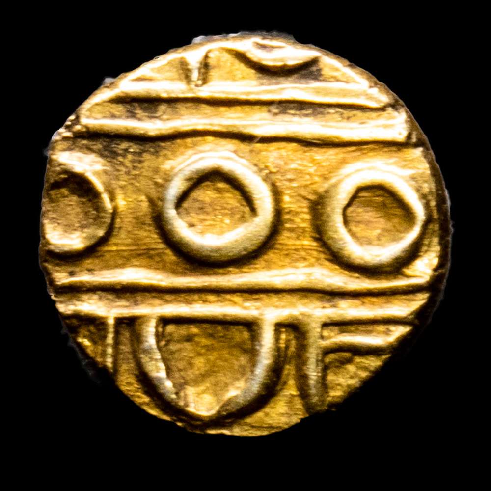 India Rysone – Kantirava Narasa Raja Wodeyar. Gold “Narasimha” Fanam. (0,33 g.). 1638-1659. KN # α 12. AU.