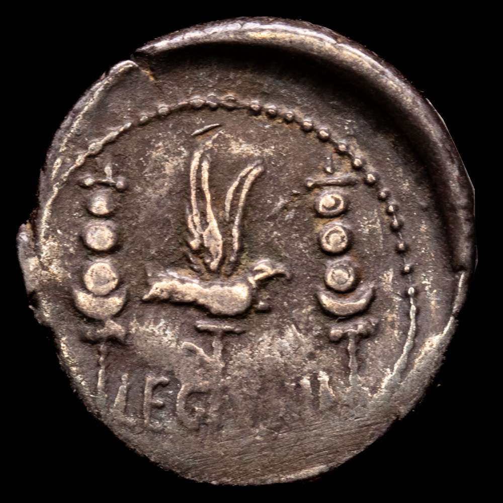 Marco Antonio. Denario. 32-31 a.C. Ceca volante. (Ffc-48). (Craw-544/28). (Cal-195). LEG. XIIII. Ag. 3,57 g. Pátina. MBC-.