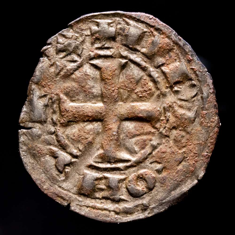 Alfonso IX (1188-1230). Posiblemente León. Dinero. Vellón. MOMECA 24.A.2. AB 139. Cy no cita. 0,5 gramos. Contorno irregular. MBC. Tono. Muy escasa.