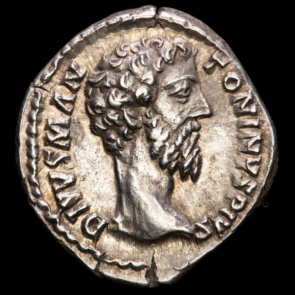 Marco Aurelio. Denario (2,80 g.). Roma, 177 y ss. Ch84. RIC272 Cómodo.  EBC+/EBC-, brillo original. Tono. Buen ejemplar. Retrato notable. Muy atractivo.