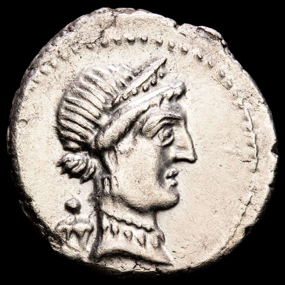 Julio César. Denario. (3,71 g.). Galia. 46-45 a.C.. Craw-468/1. XF+. A: Diademed head of Venus right; Cupid on her shoulder / R: Gallia and Gaulish captive seated beneath trophy of Gallic a
