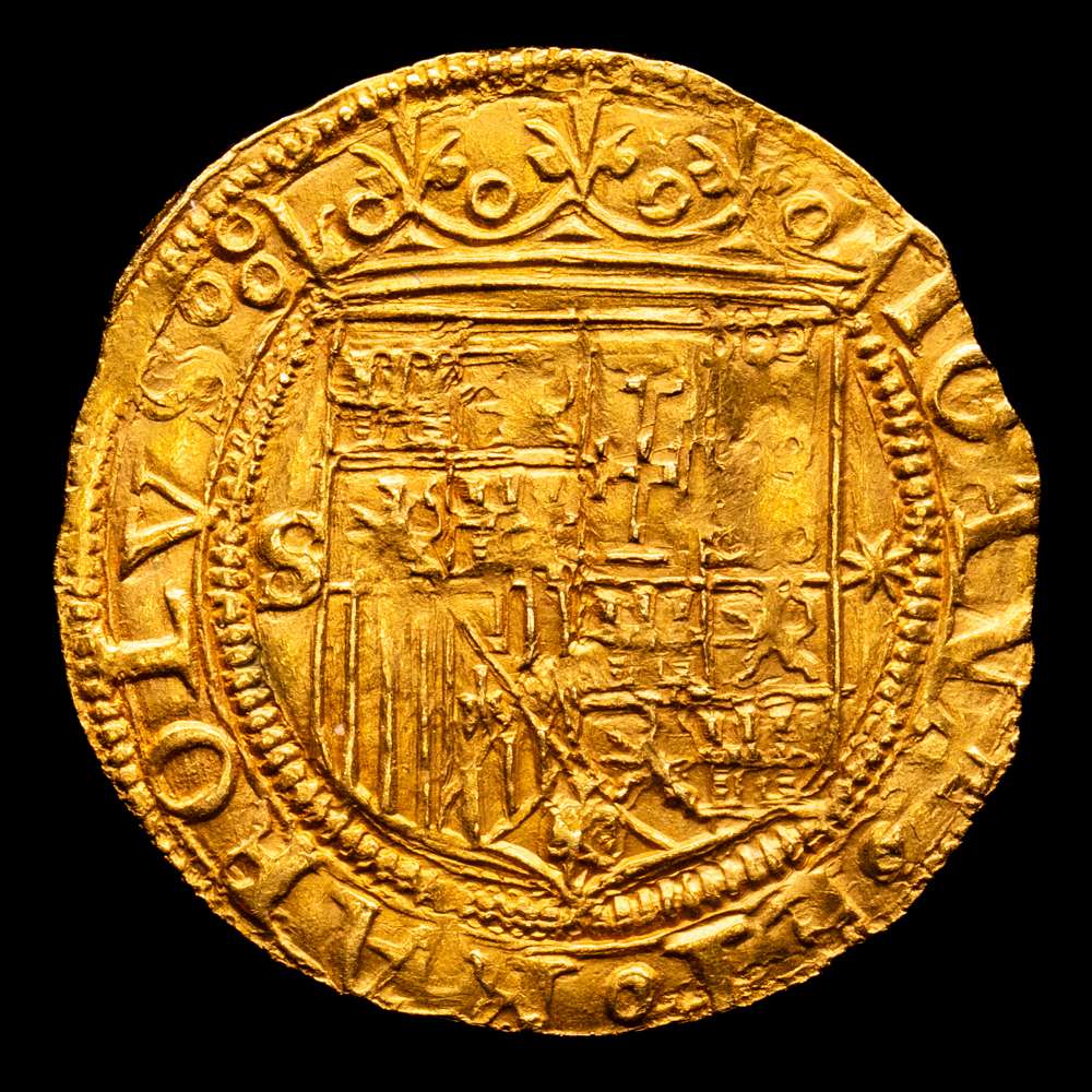 Juana y Carlos (1504-1555). 1 escudo. ND. Sevilla. (Cal-196). (Tauler-24). Au. 3,36 gramos. Magnífico ejemplar. Escudo entre S y estrella. FDC. Precioso color. Rara así.