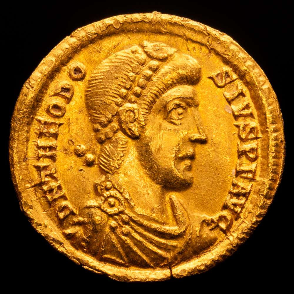 TEODOSIO I (379-395). Sólido (380-382). Mediolanum. RIC 8b Depeyrot 1/3 (ceca no italiana) Au g 4,44 mm 21 • Un ejemplar muy fino, en excelente estado y con un estilo hermoso. Raro. XF+.