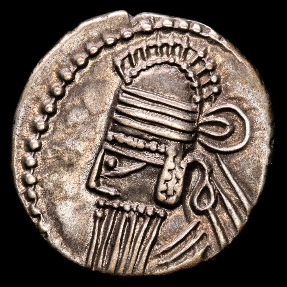 PARTA – Reino de los Arsácidas Vologases IV (147-191). Dracma (3,85 g), Ecbatana. Sellwood 84.132, Shore 434. XF. Suave pátina.