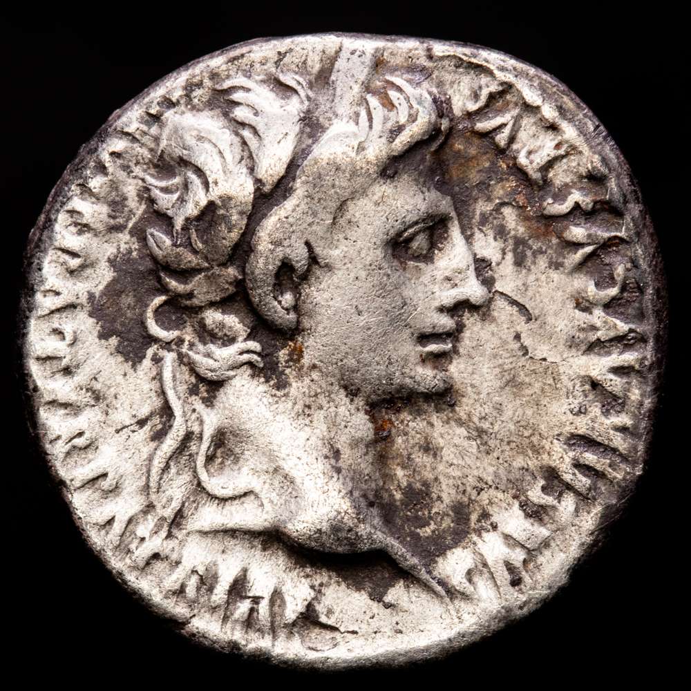 Augusto. Denario. 7-6 aC Lugdunum. (Ric-I 207). (Bmcre-519ff). (Rsc-43). Ag. 3,73 gramos. MBC+.  (Oxidaciones limpiadas).