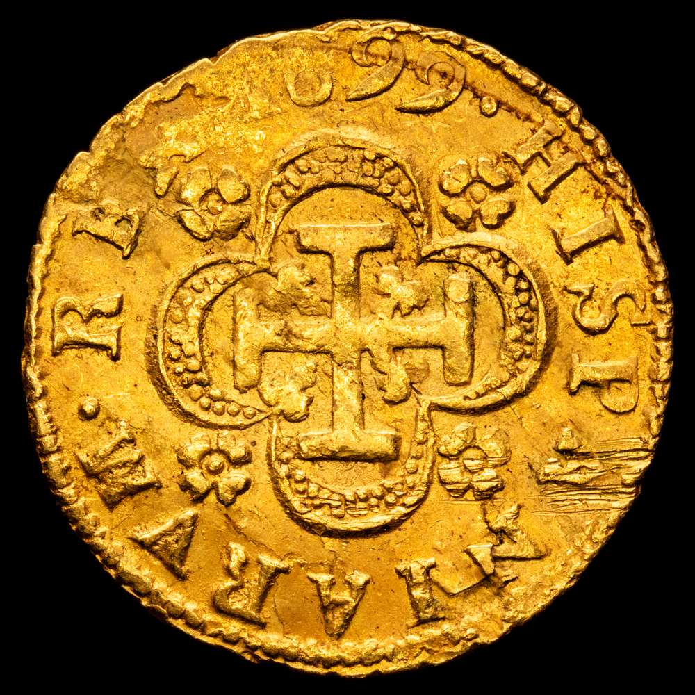 Carlos II (1665-1700). 1 escudo. 1699. Sevilla. M. (Cal-848). Au. 3,36 g. Único año de este tipo. Sin orla interior en reverso. Bello color. MUY RARA. MBC+