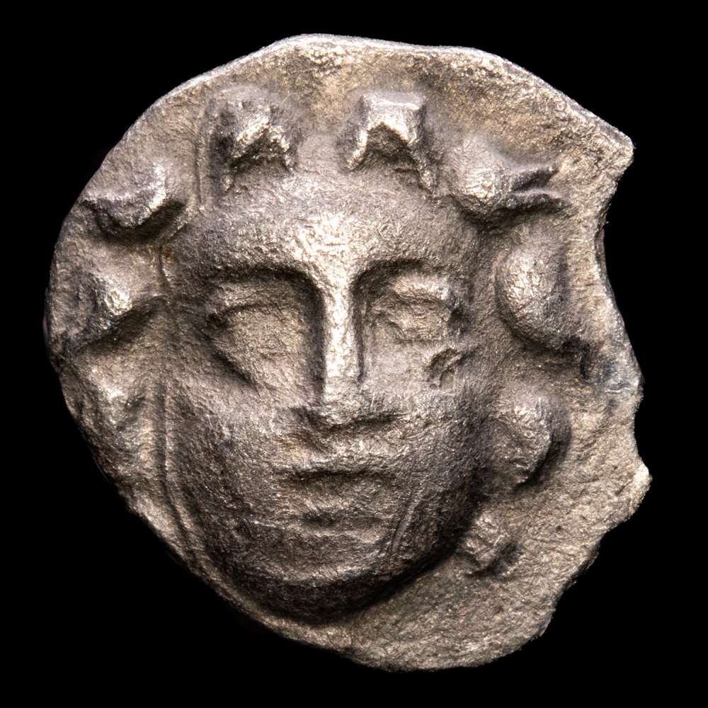 Pisidia, Selge Óbolo de plata. Circa 350-300 a. C. Cabeza de Atenea con casco a la derecha; astrágalo a la izquierda / Frente al gorgoneion. 0,64 gr – Diámetro 11 mm.