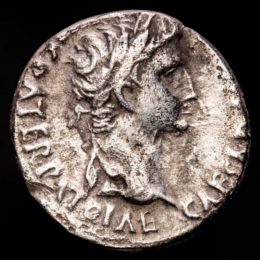 Augusto. Denario. 7-6 aC Lugdunum. (Ric-I 207). (Bmcre-519ff). (Rsc-43). Ag. 3,73 gramos. MBC+.  (Oxidaciones limpiadas).