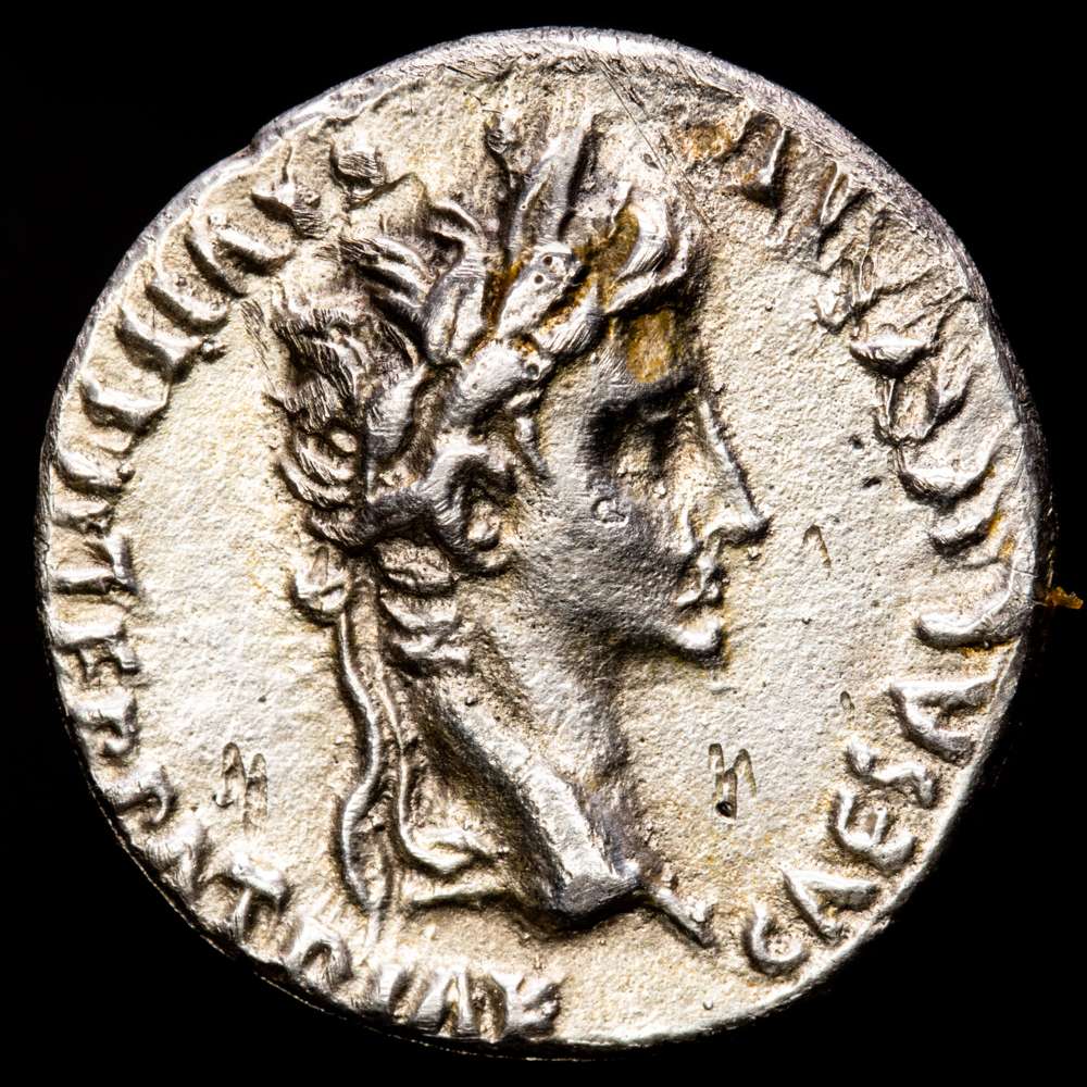 Augusto. Denario. 7-6 aC Lugdunum. (Ric-I 207). (Bmcre-519ff). (Rsc-43). Ag. 3,22 gramos. EBC-.  (Oxidaciones limpiadas).