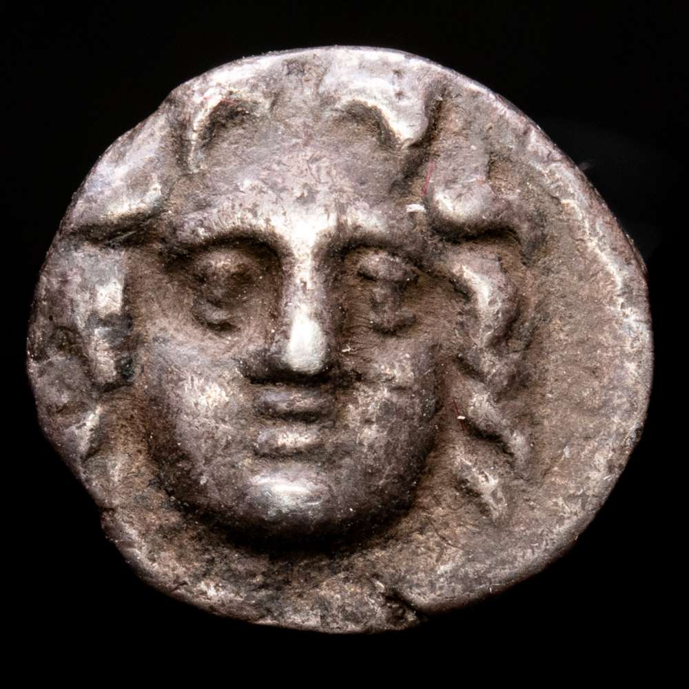 Pisidia. Selge. Trihemióbolo. 300-190 aC (Sng von Aulock-5279).  Anv.: Cabeza de gorgoneion. Rev.: Cabeza con casco de Atenea a la derecha, detrás de punta de lanza. Ag. 0,77 gramos. MBC+.
