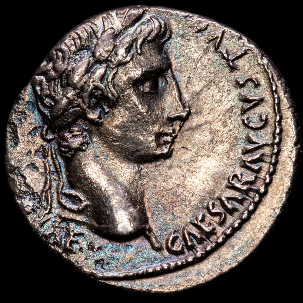 Augusto. Denario. 7-6 aC Roma. (Ric-207). (Bmcre-433). (Rsc-43c).  Ag. 3,57 gramos. Acuñación desplazada. VF.