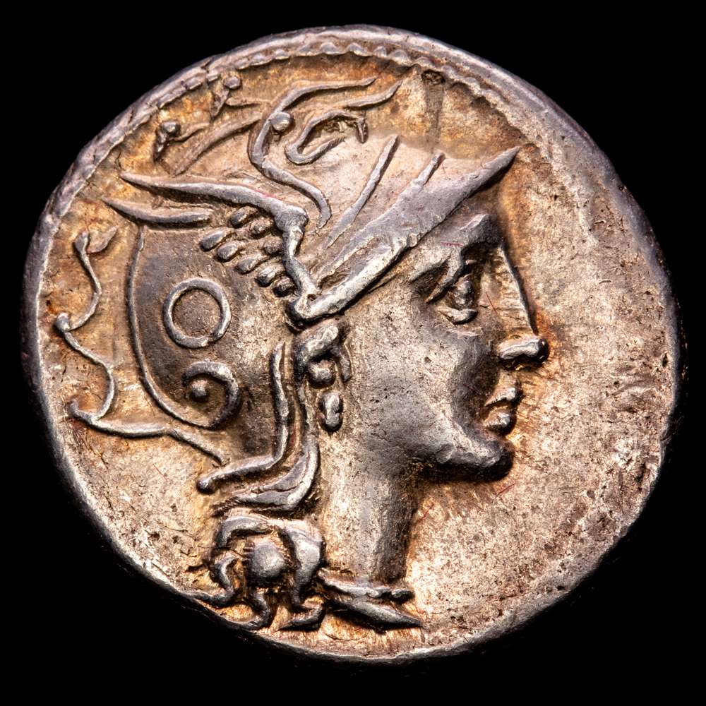 Claudia. Cayo Claudio Pulcher. Denario. 110-109 aC Roma.  (Craw-300/1). Ag. 3,96 gramos. Hermosa pátina de monetario que resalta los finos detalles. Brillo original. Bella. EBC.