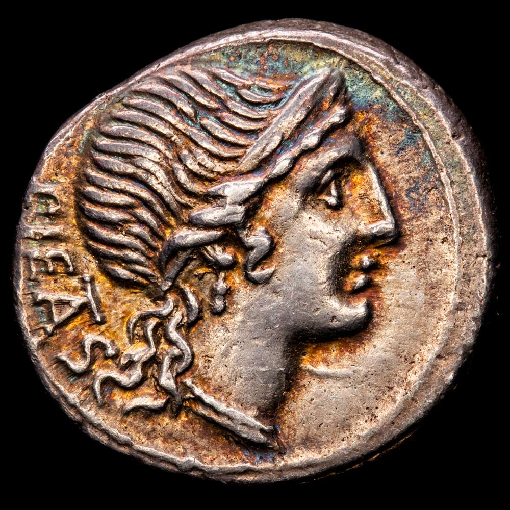 Herennia. Marco Herenio. Denario. 108-107 aC Sur de Italia. Crawford 308/1a. Ag. 4,01 gramos. Atractiva pátina irisada. EBC.
