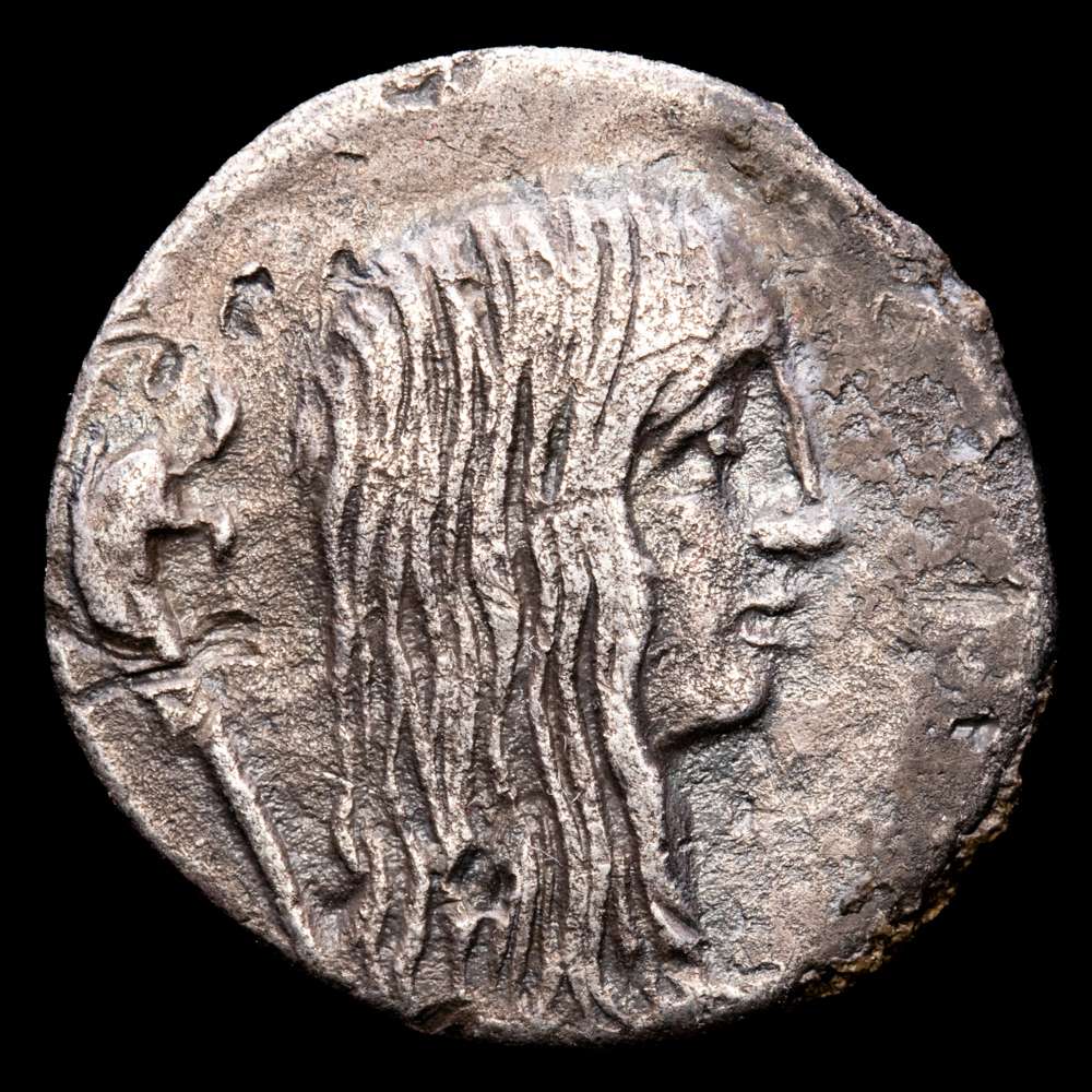 Hostilia. L. Hostilio Saserna. Denario. 48 a. C. Roma. (Ffc-756). (Craw-448/3). (Cal-624). Ag. 3,89 gramos. Marcas de banquero en anverso. Pátina acerada. MBC+.