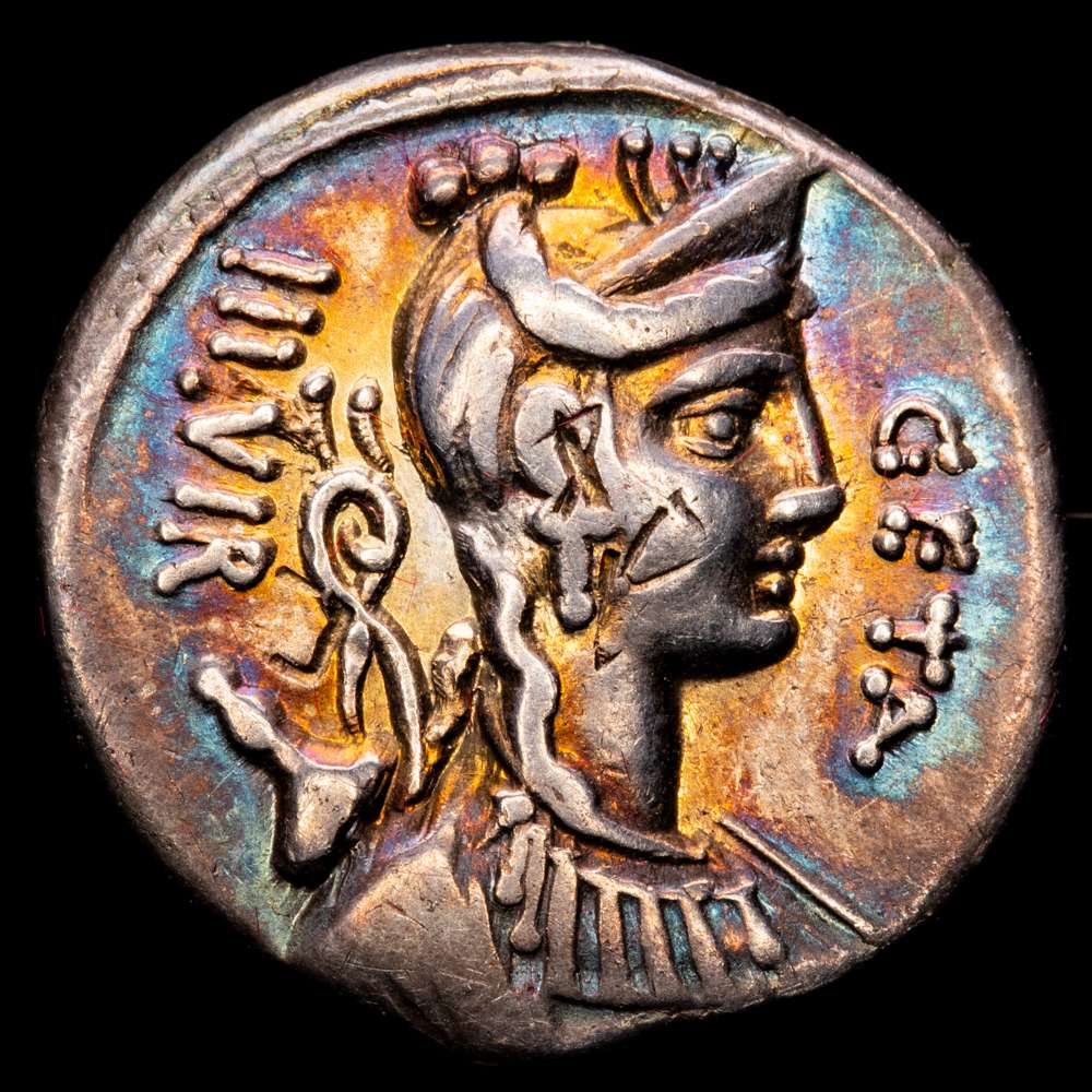 República Romana C. HOSIDIUS GETA. Denario. 68 aC Roma. Crawford 407/2; BMCRR Roma 3388. 4,07 g. Hermosa pátina irisada. EBC-.